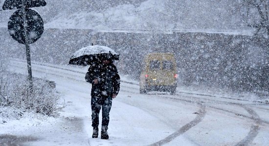 Жертвами снежного шторма в Украине стали 10 человек