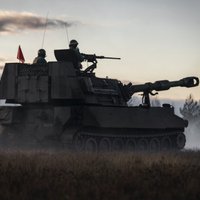 Foto: Latvijas armija rīta migliņā izmēģina jaunās haubices