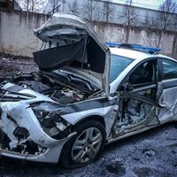 Kravas auto ietriecas policijas automašīnā; cietuši divi policisti