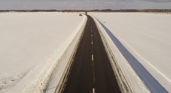 Asfaltēto autoceļu bedres tiek remontētas neatkarīgi no laikapstākļiem