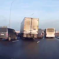 Video: Krievijā kravas auto filigrāni apbrauc šķērsli