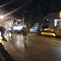Foto un Video: Pie Jēkaba arkādes saskrienas tramvajs un automašīnas