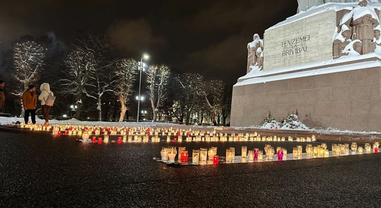 У Памятника Свободы зажгли свечи в память о расстрелянных в Румбуле евреях