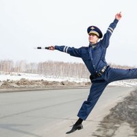 Interneta jokdaru nežēlastībā kritis īpaši dedzīgs Krievijas ceļu policists