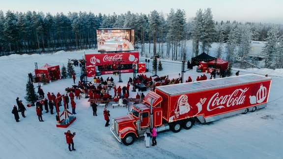 Decembrī Rīgā viesosies leģendārais "Coca-Cola" furgons