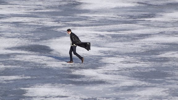 Vīrietis uz ledus Daugavā