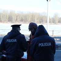 Policija pārsteigta par iedzīvotāju vienaldzību, vīrietim ar varu mēģinot izvilkt meiteni no autobusa