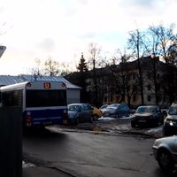 ВИДЕО: Водитель Rīgas satiksme решил объехать пробку, и вот что из этого вышло