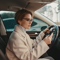 Mīti un patiesība par autovadītājām – vai pie stūres sievietes patiešām ir atbildīgākas?