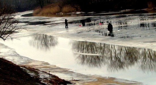 Foto: Uz šī 'ledus' pat pīles atgriezušās; makšķerniekiem tas nerūp