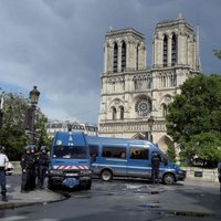 Pie Parīzes Dievmātes katedrāles policija ievaino uzbrucēju
