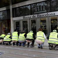 Spāņu pensionāri Barselonā protestē plikiem dibeniem