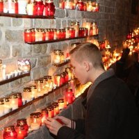 Iedzīvotājus Lāčplēša dienā aicina saudzēt atjaunoto Rīgas pils apkārtmūri un svecītes nolikt Daugavmalā