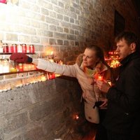 Lāčplēša dienas svecītes pie Rīgas pils: metāla paliktņi karstumā salīkuši; meklēs jaunus risinājumus
