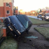 ФОТО: На Югле автомобиль BMW перевернулся и повис на заборе