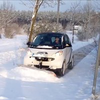 Video: Sniegu eleganti šķūrēt var arī ar mazo 'smart'