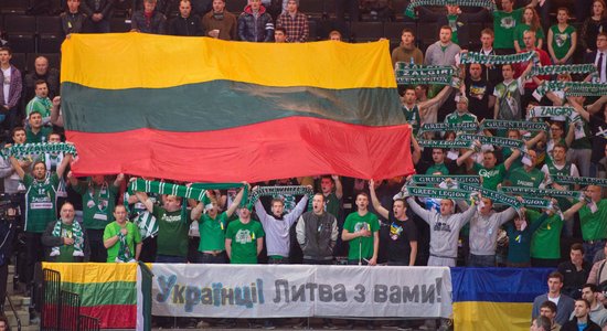 Kauņas 'Žalgiris' atsakās spēlēt Krievijā; līdzjutēji tribīnēs pauž atbalstu Ukrainai