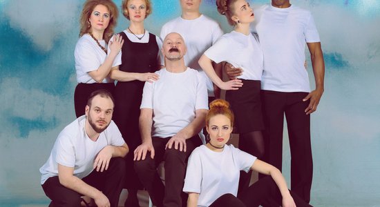 Daugavpils teātrī pirmizrādi piedzīvos Paulas Pļavnieces iestudējums 'Jubileja '98'