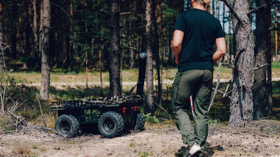 Foto: Uzsāk testēt Latvijā izstrādātos sauszemes un jūras dronus