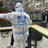 Ķīnas metropolē izcēlušās sadursmes starp policiju un ar Covid-19 ierobežojumiem neapmierinātajiem iedzīvotājiem