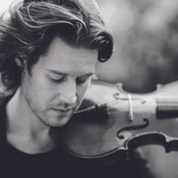 Rudens kamermūzikas festivālā – britu vijolnieks Tomass Gūlds un 'Sinfonietta Rīga'