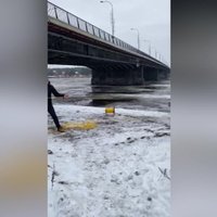 ВИДЕО: В Юрмале спасли провалившуюся под лед собаку