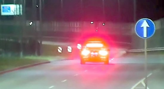 Video: Naktī uz Dienvidu tilta 'Audi RS7' paātrinās līdz 238 km/h; sods 1630 eiro