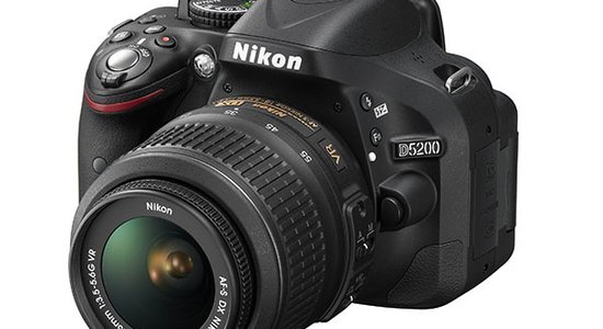 'Nikon' prezentējis jauno 'D5200' spoguļkameru