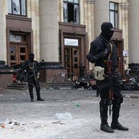 Drošībnieki bloķējuši ieņemtās ēkas Doņeckā un Luhanskā; brīdina, ka atklās uguni