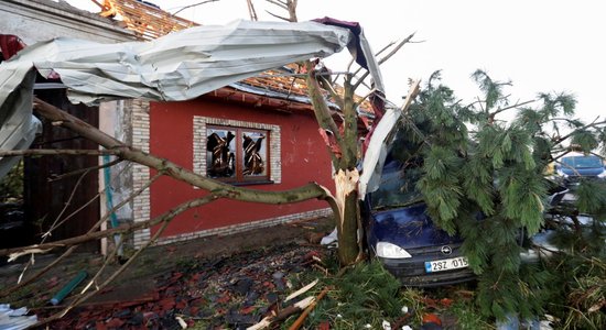 Video: Viesuļvētrā Čehijā gājuši bojā vismaz pieci cilvēki un simtiem ievainoti (15:30)