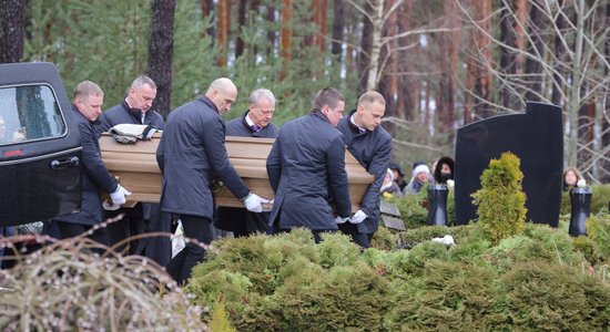 Foto: Baltezera kapos atvadās no pavāra Mārtiņa Rītiņa