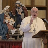 Vatikāns: Pāvestam pēc trīs stundu ilgās operācijas komplikāciju nav
