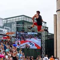 Foto: Basketbolisti rībina grozu 'Krastu mačā'