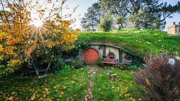 <a target="_blank" href="https://www.facebook.com/Hobbitontours/photos/pb.87353428184.-2207520000.1431080006./10153323864318185/?type=3&amp;theater">Facebook: Hobbitontours</a>