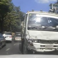 Video: Taizēmē no policijas bēgošs autovadītājs apskādē 41 mašīnu