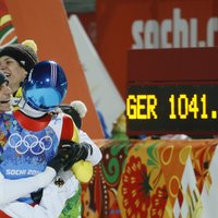 Olimpiskajās tramplīnlēkšanas komandu sacensībās uzvar Vācija