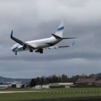 Video: Spēcīgais vējš pamatīgi šūpo lidmašīnu Zalcburgas lidostā un liedz nosēšanos