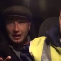 Video: Piedzēries šoferis Krievijā pēc aresta pats sevi piekauj