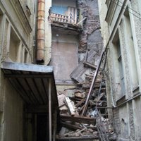 Обрушившееся здание в Вецриге срочно демонтируют