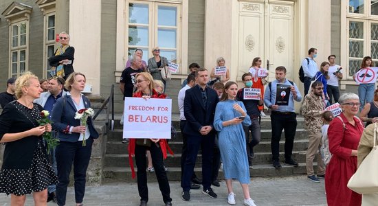 Video: 'Par atklātām vēlēšanām' – protests pie Baltkrievijas vēstniecības