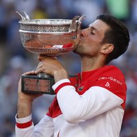 Džokovičs ar teicamu atspēlēšanos izcīna savu 19. 'Grand Slam' titulu