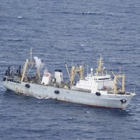 Спасенных моряков траулера "Дальний Восток" доставили на Сахалин