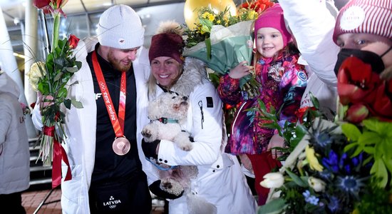 ФОТО: Латвийские саночники вернулись из Пекина с олимпийской бронзой