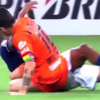 Video: Futbolists pretiniekam iesit pa seju un paliek nesodīts