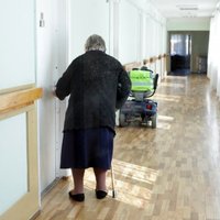 Riskanta tendence – ceļojumu laikā radinieki seniorus ieliek slimnīcā, atklāj ārsti