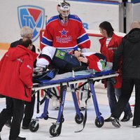 Pēc KHL spēles slimnīcā nogādāts 'Slovan' aizsargs Štainohs