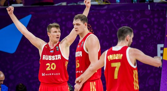 Video: Latvijas pieveiktā Krievija iekļūst 'Eurobasket 2017' pusfinālā
