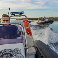 Foto: Kā pa rudenīgi saltiem ūdeņiem slīd policijas jaunā maluzvejnieku apkarošanas laiva