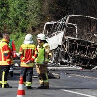 Asiņainā avārijā Vācijā aizdedzies pasažieru autobuss; 18 bojāgājušo