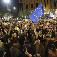 Tūkstošiem gruzīnu protestē pret 'ārvalstu aģenta' likuma ieviešanu; parlamentā sakaujas deputāti 